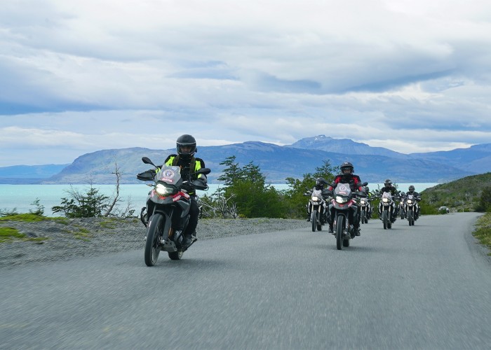 ekipa Motul Tour na tle jeziora Torres del Paine